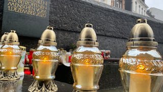Kerzen vor der Porta Nigra in TRier erinnern an die Opfer der Amokfahrt