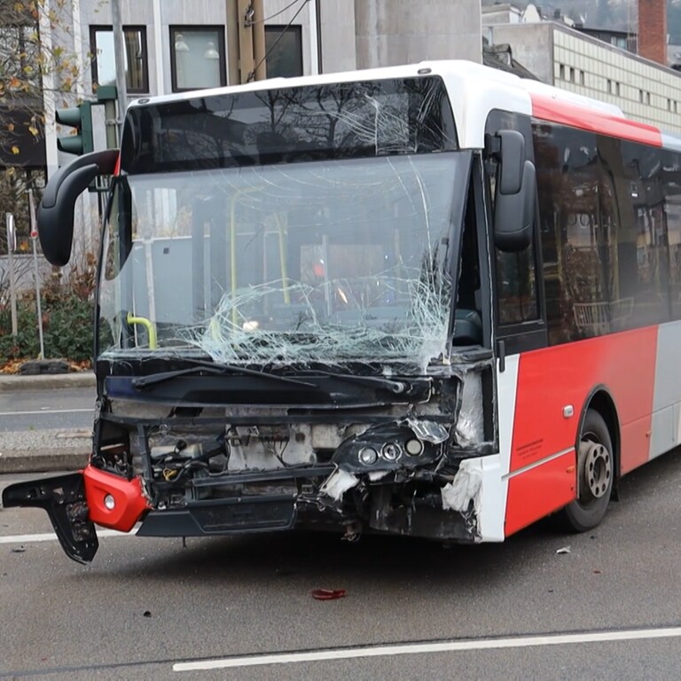 Schwerer Unfall Zwischen Bus Und Streifenwagen - SWR Aktuell