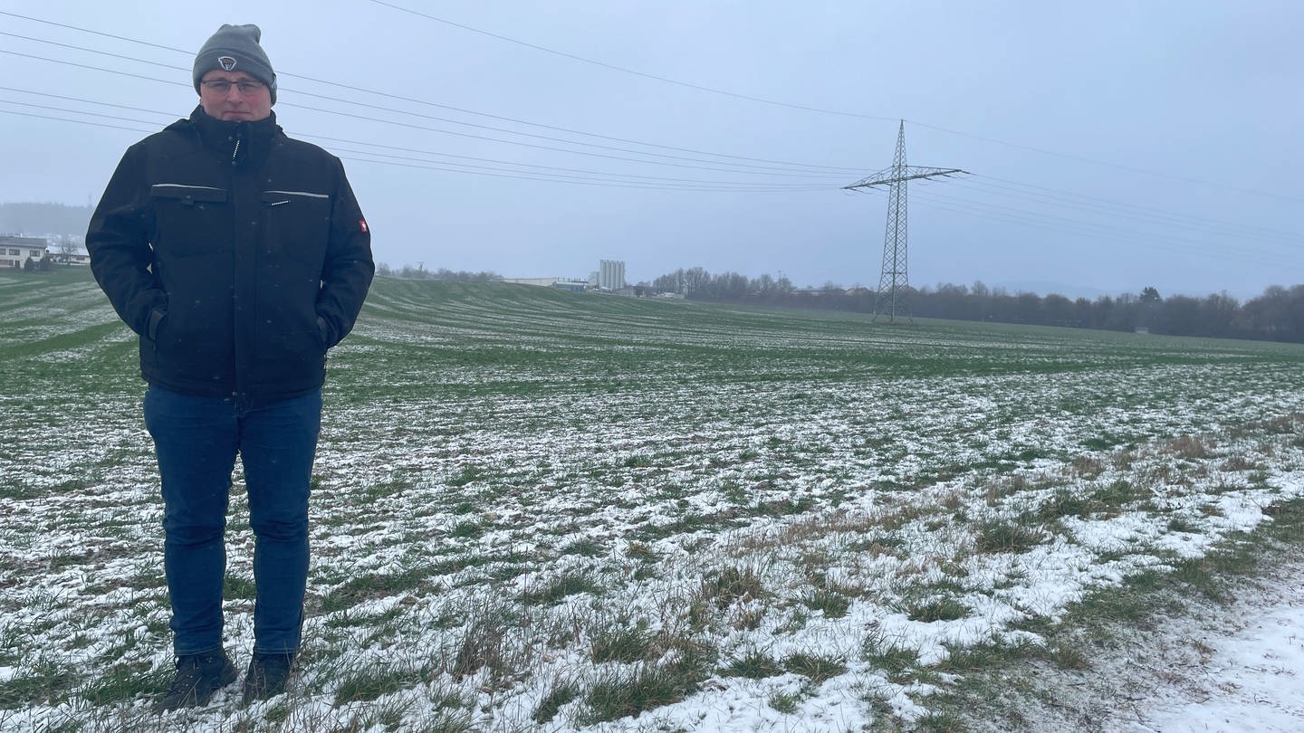 Das Gewerbegebiet in Weinsheim grenzt direkt an die Felder von Landwirt Gerd Sohns. Wenn es erweitert wird, wird der Bauer rund 15 Hektar Land verlieren.