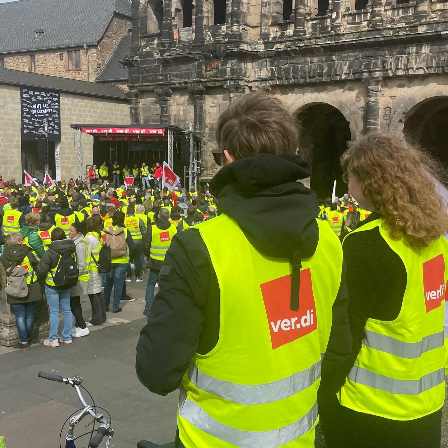 Kitas Dicht Und Kein Bus: Warnstreiks In Der Region Trier - SWR Aktuell