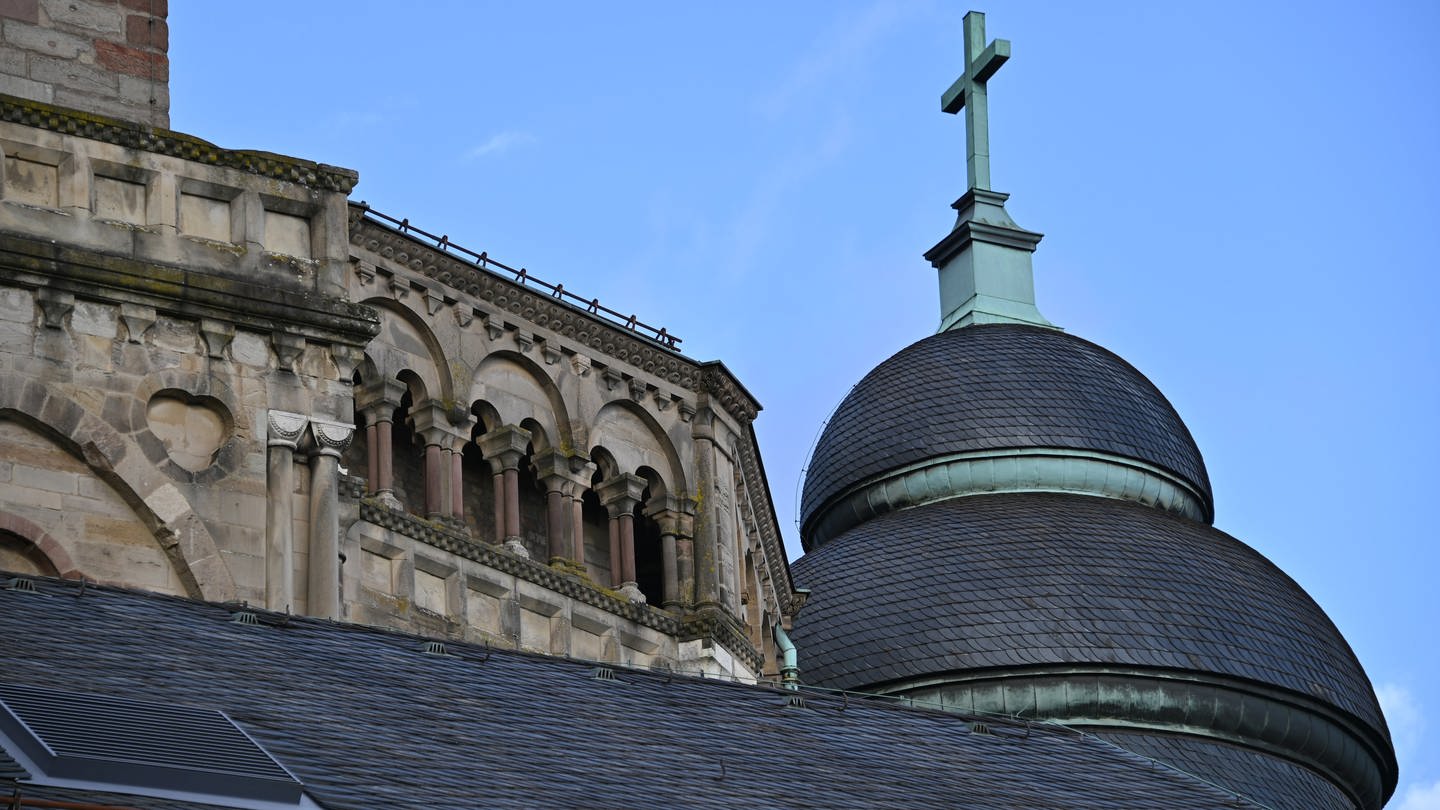 Ein Ruhestandspriester aus dem Bistum Trier ist von einem Kirchengericht wegen sexuellen Missbrauchs verurteilt worden.