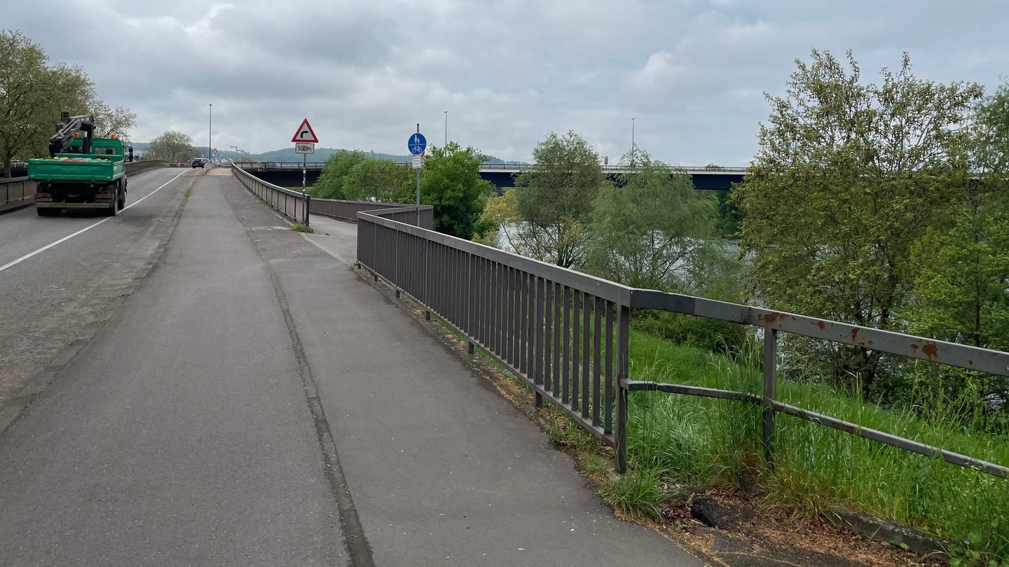Nach Angaben der Polizei war der Mann in der Nacht von Freitag auf Samstag zu Fuß in Richtung Konrad- Adenauer-Brücke unterwegs.