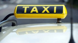Taxifahrer in Trier rettet Frau vor Enkeltrickbetrügern (Symbolbild)