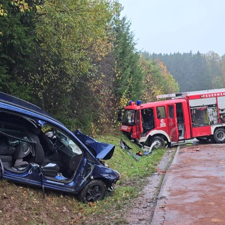 Verkehrsunfall Bei Einsatzfahrt - Schwer Verletzter PKW-Fahrer - Drei ...