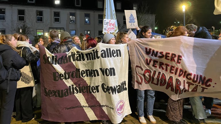 200 Frauen demonstrieren vor Auftritt von Till Lindemann in Trier - SWR  Aktuell