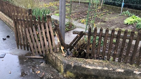 Auf einer Strecke von 200 Metern beschädigte der Fahrer mit seinem Lastwagen laut Polizei Dächer, Fassaden, Gartenzäune und Regenrinnen. (Foto: Polizei)