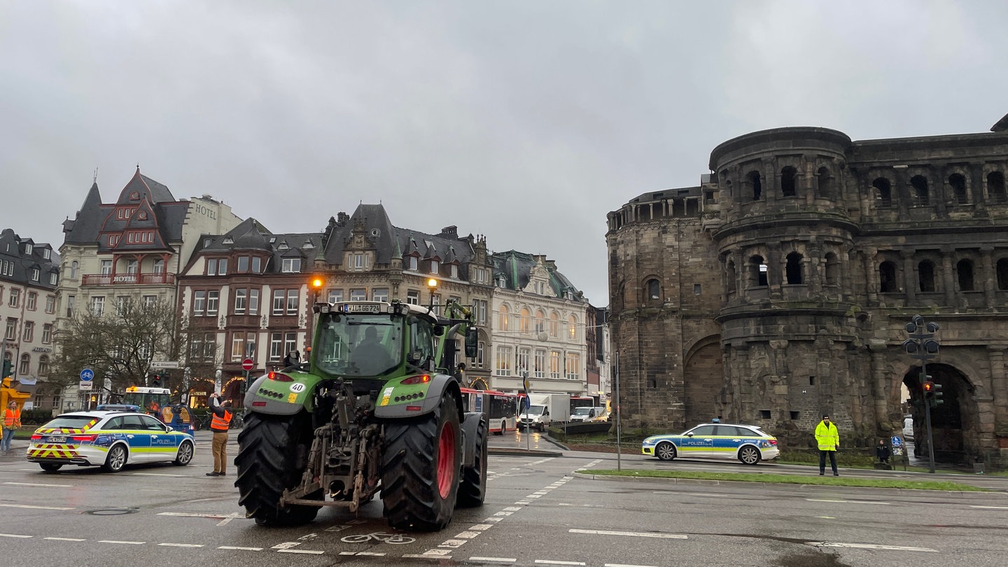 Bauernprotest: Mehr Als 80 Traktoren Legen Verkehr In Trier Lahm - SWR ...