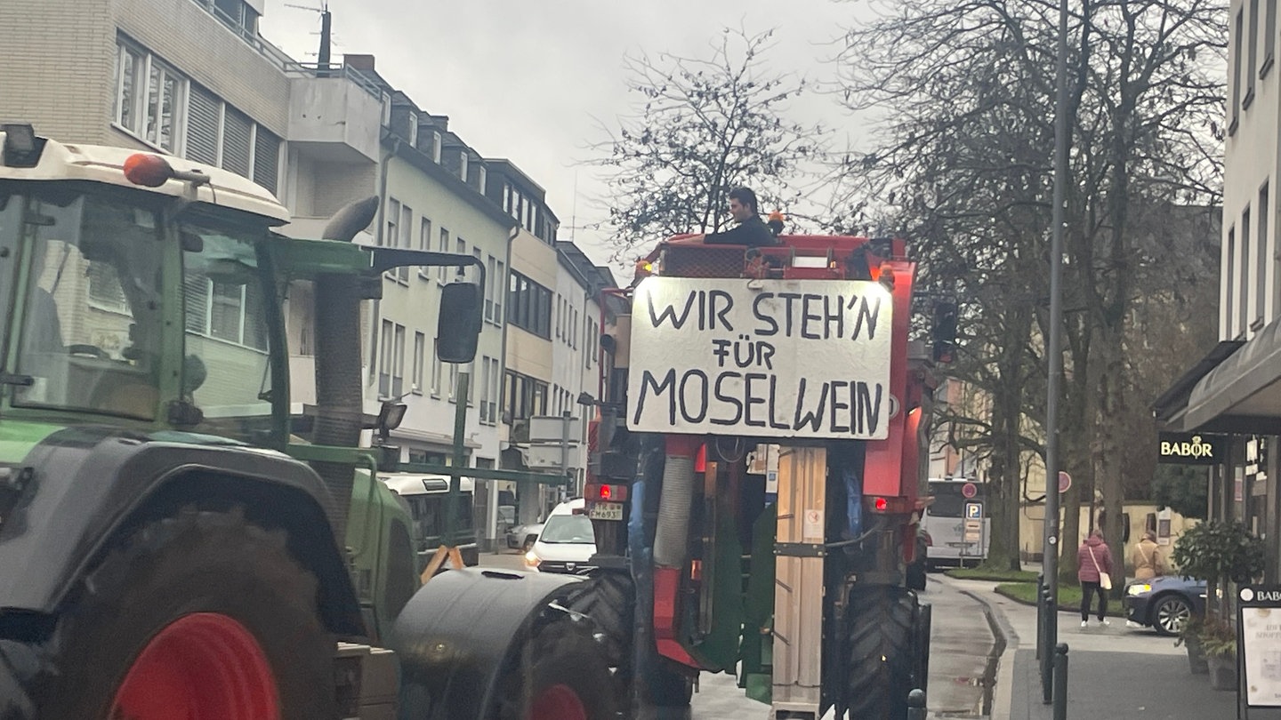 Bauernprotest: Mehr Als 80 Traktoren Legen Verkehr In Trier Lahm - SWR ...