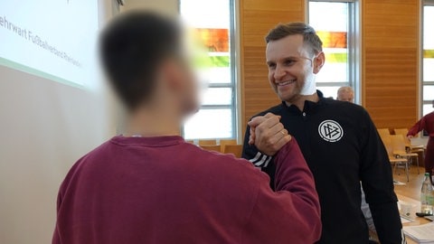 Gefangene werden zu Fußballschiedsrichtern ausgebildet