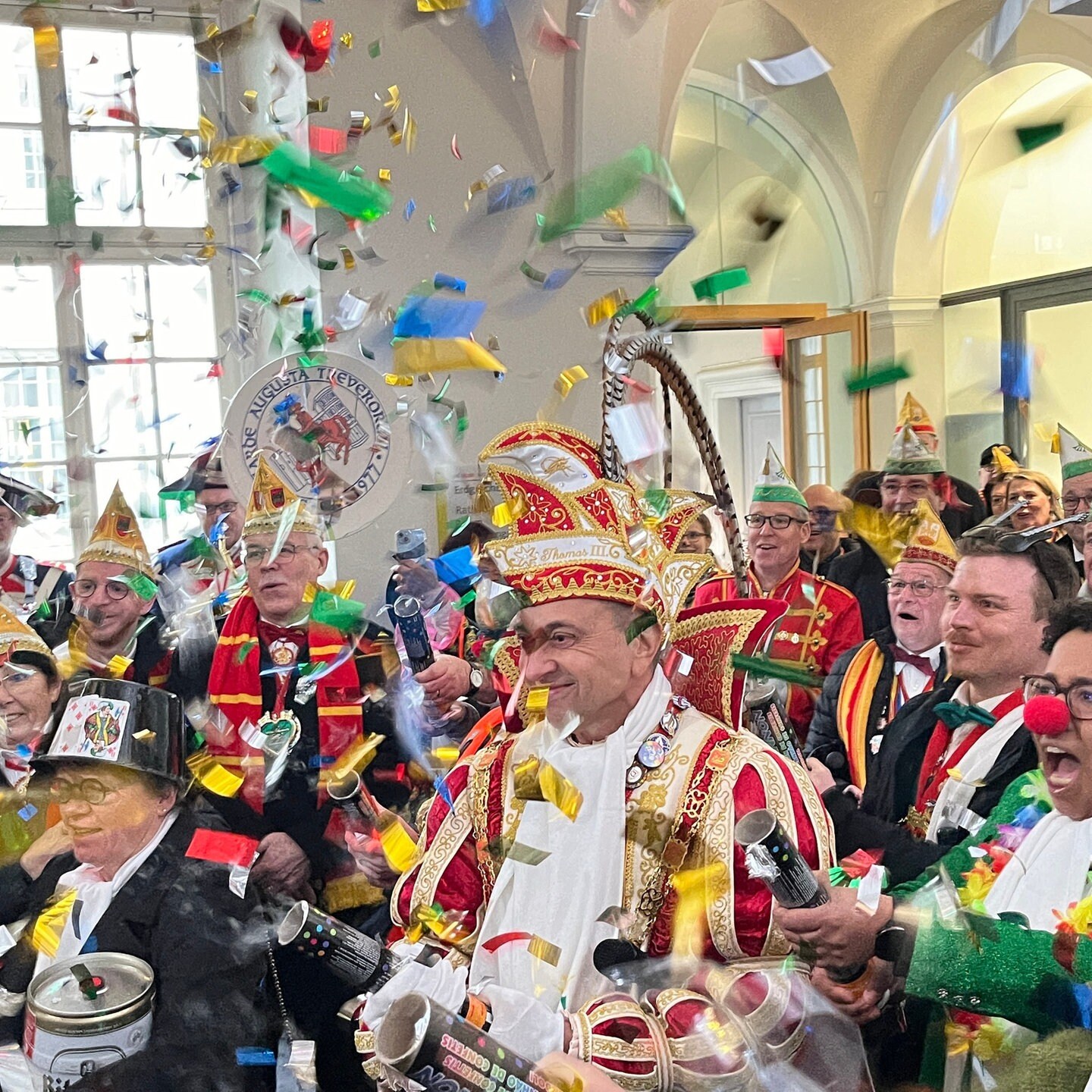 Weiberfastnacht: So Ausgelassen Feierte Die Region Trier - SWR Aktuell