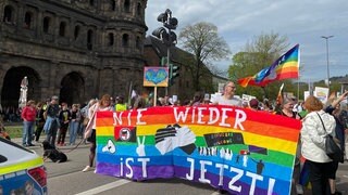 An der Porta Nigra in Trier trafen sich rund 100 Menschen, um gegen Rechtsextremismus zu demonstrieren.