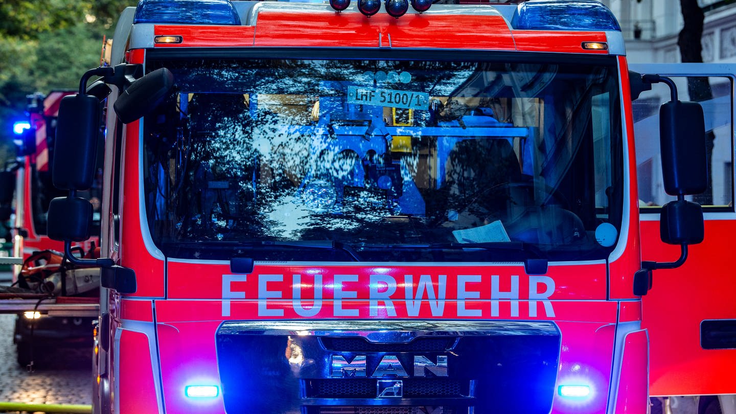 Ein Feuerwehrauto mit Blaulicht im Einsatz.