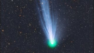 Das Foto zeigt den Komet 12PPons-Brooks, aufgenommen am Astronomischen Zentrum Martinsberg mit einem lichtstarken Astrographen mit 11" Öffnung und Lichtstärke 2.2 sowie einer Fullframe-CMOS-Kamera. ut alle 70 Jahre zieht Komet 12 PPons-Brooks seine Bahn und kann für Tage von der Erde aus gesehen werden - meist mit den nötigen Hilfsmitteln. Denn der vermutlich rund 30 Kilometer große Himmelskörper ist zirka 240 Millionen Kilometer von unserem Heimatplaneten entfernt und damit weiter als das Zentrum unseres Sonnensystems.