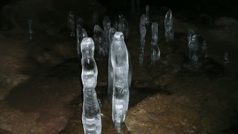 Abkühlung in RLP an heißen Sommertagen: Die Birresborner Eishöhlen in der vulkaneifel versprechen kühle 7 Grad selbst im Hochsommer.