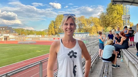 Alexa Groh trainiert im Moselstadion für den Frauenlauf Trier