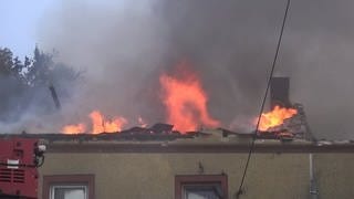Beim Brand eines Wohnhauses und einer Scheune zwischen Fusenig und Metzdorf im Landkreis Trier-Saarburg sind zwei Menschen verletzt worden.