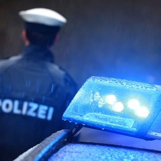 Ein Mann hat im Keller an einem Feldrand bei Üttfeld eine Leiche gefunden. Die Kriminalpolizei Wittlich hatte zunächst die Ermittlungen übernommen.