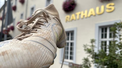 Fußballschuhe auf dem Eingangsschild am Rathaus Trier