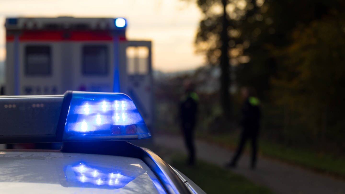 Bei einem schweren Verkehrsunfall in der Eifel sind zwei Menschen ums Leben gekommen. Mehrere wurden verletzt. Der Unfall ereignete sich auf einer Landstraße bei Kruchten im Kreis Bitburg-Prüm.