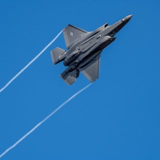 Ein F-35-Jet am blauen Himmel