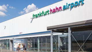 Der Eingang des Hunsrück Flughafen Frankfurt-Hahn.