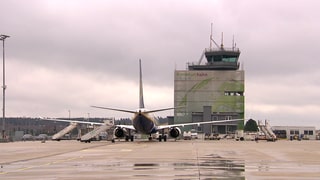 Ein Flugzeug steht auf dem Startfeld des Regionalflughafens Frankfurt-Hahn