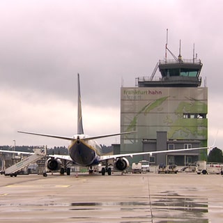 Ein Flugzeug steht auf dem Startfeld des Regionalflughafens Frankfurt-Hahn