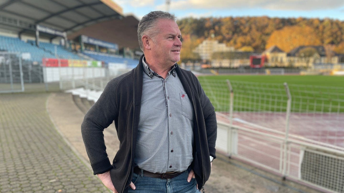 r Blick wandert in die Ferne, der Fokus liegt auf den kommenden Spielen der Eintracht. Triers Co-Trainer Roger Stoffels arbeitete beim KAS-Eupen, als die Kataris den Club übernahmen.