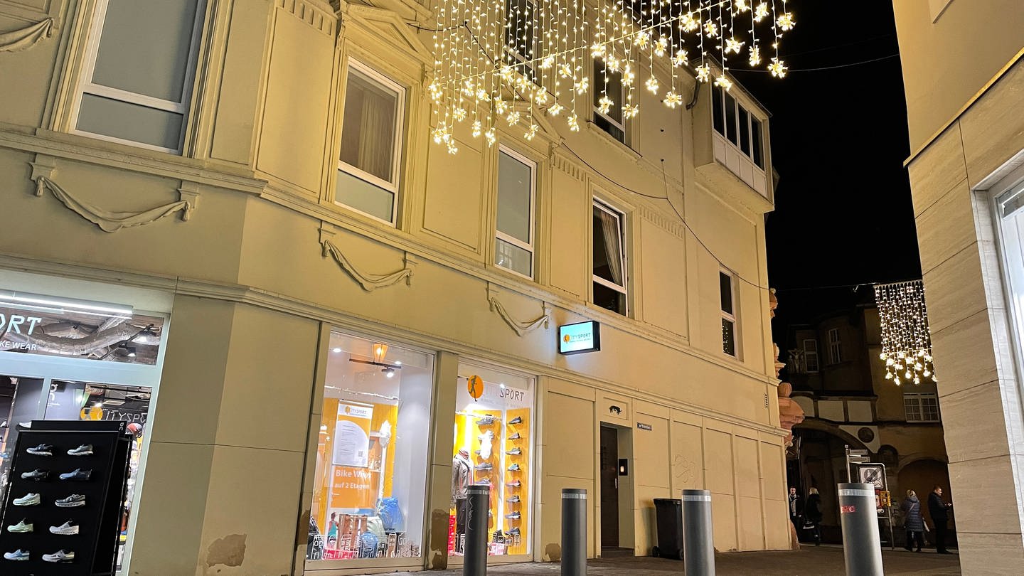 Poller zur Zufahrt in die Palaststraße - darüber hängt Weihnachtsbeleuchtung