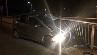 Ein Auto durchbricht ein Geländer in Wittlich