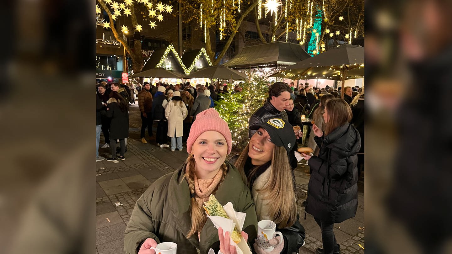 Luisa Rogoll und Elena Kassel auf dem Weihnachtsmarkt in Köln.