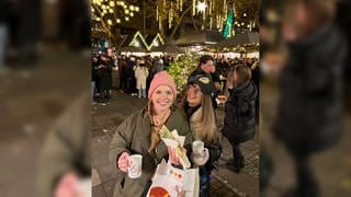 Luisa Rogoll und Elena Kassel auf dem Weihnachtsmarkt in Köln.