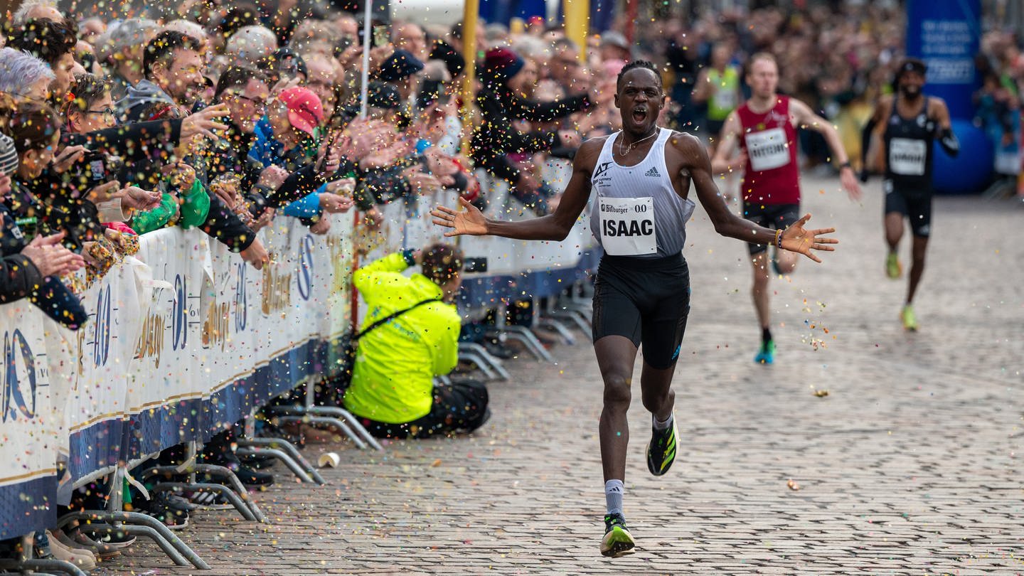 Isaac Kimeli (Belgien) läuft als Sieger im 