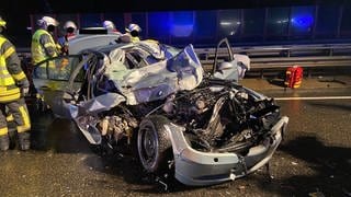 Schwerer Unfall auf der A60 - der Unfallverursacher fuhr auf einen Holz-Sattelschlepper auf und wurde im Auto eingeklemmt. Er überlebte schwer verletzt