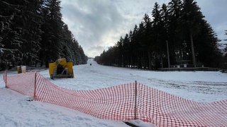 Auf dem Erbeskopf im Hunsrück liegt eine dünne Schneedecke