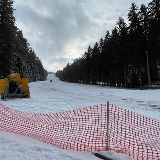 Auf dem Erbeskopf im Hunsrück liegt eine dünne Schneedecke