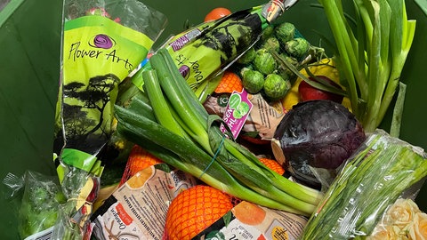 Lauch, Kohl, Orangen und sogar ein Blumenstrauß. Vieles landet im Müll, obwohl man es noch essen oder zumindest auf den Tisch stellen kann.