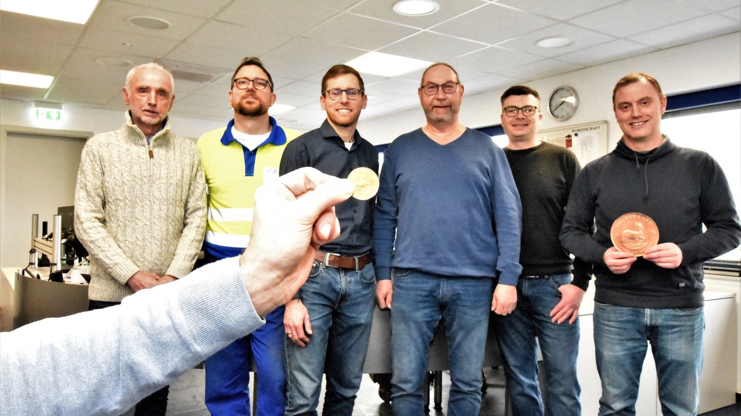 Ein Mitarbeiter des Energieversorgers OIE hat in Hoppstätten-Weiersbach eine goldene Krügerrand-Münze gefunden.