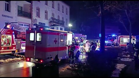 Rettungskraefte im Einsatz in Neuerburg, wo am frühen Samstagmorgen ein Wohn- und Geschäftsgebäude brannte. 
