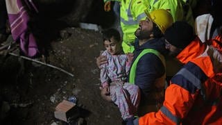 Erdbeben in der Türkei: Rettungskräfte bergen Kind aus den Trümmern.