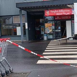 Die Eingangstür des Supermarktes wurde nach Angaben der Polizei beschädigt.