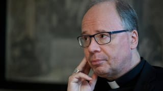 Der Trierer Bischof Stephan Ackermann hat Fehler beim Umgang mit Fällen sexualisierter Gewalt durch einen angeklagten früheren Pfarrer eingeräumt.