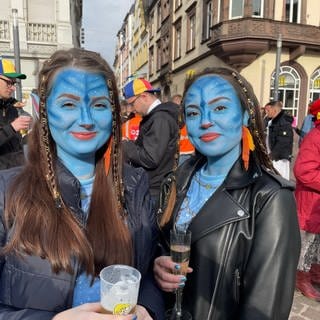 Zwei Frauen in Trier haben sich als Avatare kostümiert.