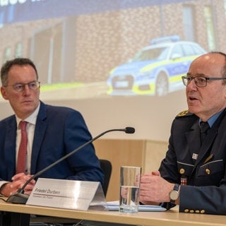 Der Inspekteur der rheinland-pfälzischen Polizei, Friedel Durben (r) und der rheinland-pfälzische Innenminister Michael Ebling (SPD) 