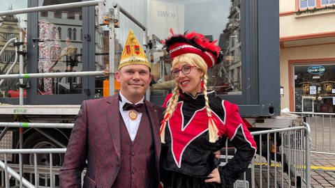 Gute Stimmung vor dem Rosenmontagsumzug in Trier: Tommy Schwinden von der Arbeitsgemeinschaft Trierer Karneval und SWR-Reporterin Jana Hausmann.