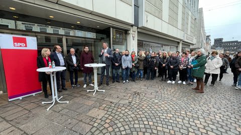 Aufgrund der drohenden Filialschließungen bei der insolventen Kaufhauskette Galeria Karstadt Kaufhof macht sich die rheinland-pfälzische Landesregierung für den Erhalt von möglichst vielen Häusern im Land stark. "Wir kämpfen um jeden Standort", betonte Arbeitsminister Alexander Schweitzer in Trier. 