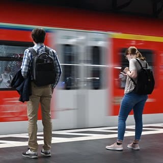 Das bundesweit nutzbare Deutschlandticket für Busse und Bahnen für zunächst 49 Euro soll im Mai kommen und ab dem 3. April gekauft werden können.