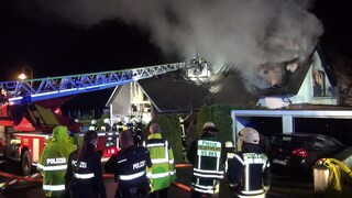 Feuerwehr bei Dachstuhlbrand in Ürzig