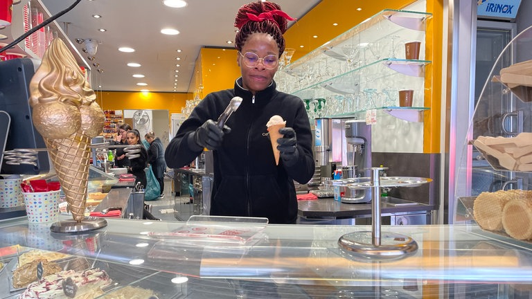 Auch in der Eisdiele Calchera in Trier müssen Kunden mehr für's Eis zahlen: Die Kugel kostet 1,50 Euro.