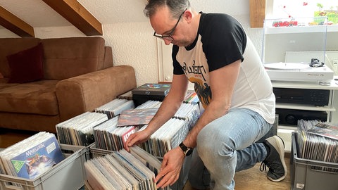 Ralf Meier-Prümm aus Trier sammelt seit vielen Jahren Schallplatten. Mittlerweile hat er 2.000 Scheiben zu Hause und er ist immer wieder auf der Suche nach Raritäten und Sammlerstücken.